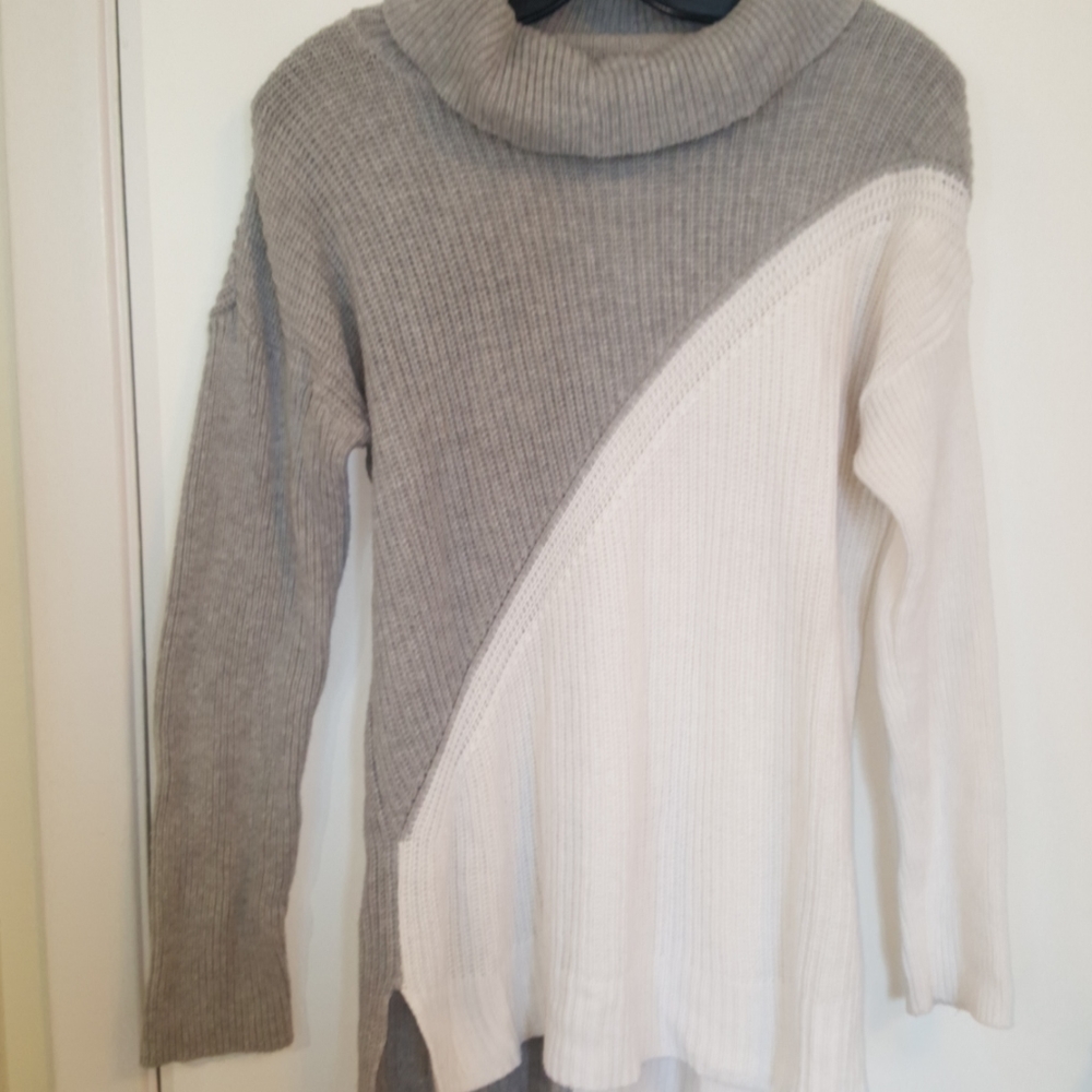 Gray & white long turtleneck knit sweater